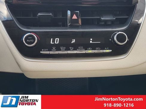 Used 2021 Toyota Corolla LE image 21