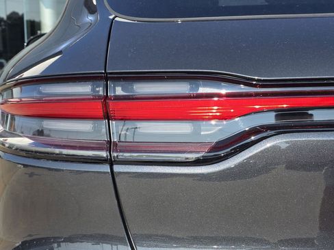 Used 2025 Porsche Macan AWD/4WD image 12