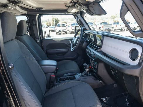 Used 2025 Jeep Wrangler Unlimited Sport AWD/4WD image 16
