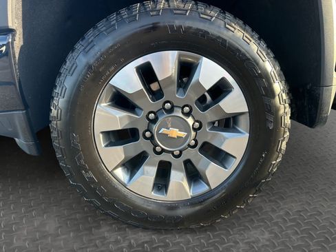 Used 2022 Chevrolet Silverado 2500 Custom w/ Custom Value Package AWD/4WD image 9