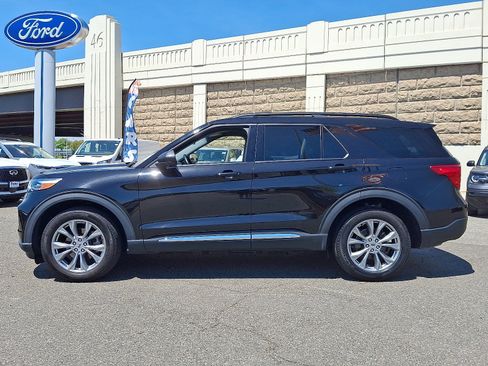 Used 2023 Ford Explorer XLT w/ Equipment Group 202A AWD/4WD image 7