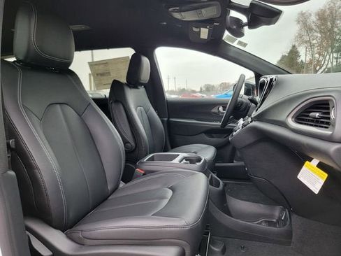 New 2026 Chrysler Pacifica Select image 24