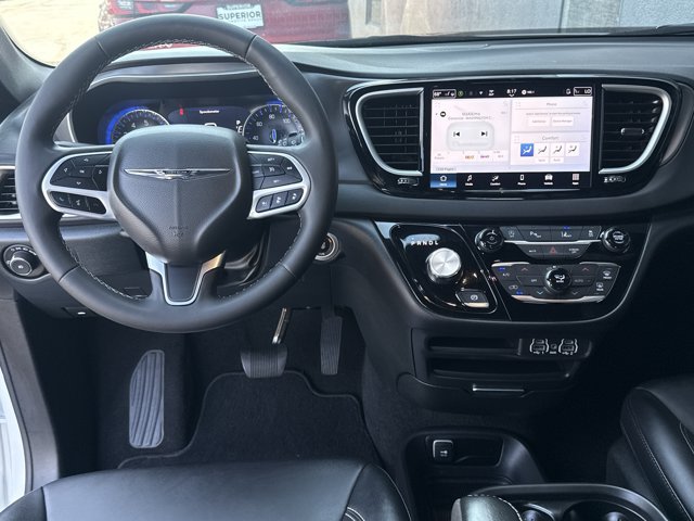 Used 2025 Chrysler Pacifica Select FWD image 7