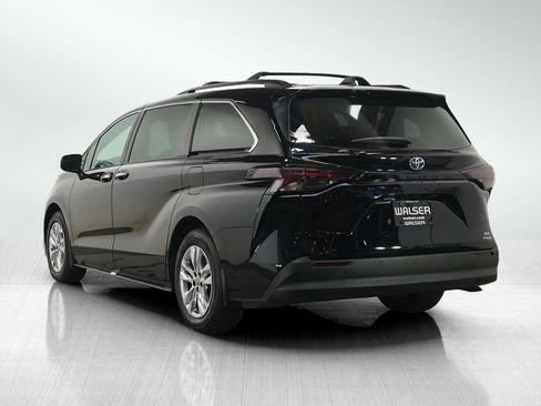 Used 2024 Toyota Sienna XLE w/ XLE Plus Package FWD image 3