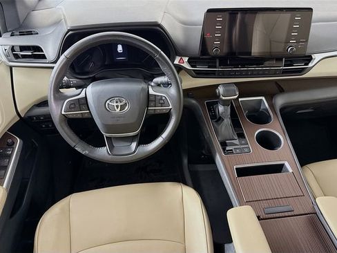 Used 2022 Toyota Sienna XLE image 21