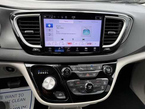 Used 2023 Chrysler Pacifica Touring-L image 25