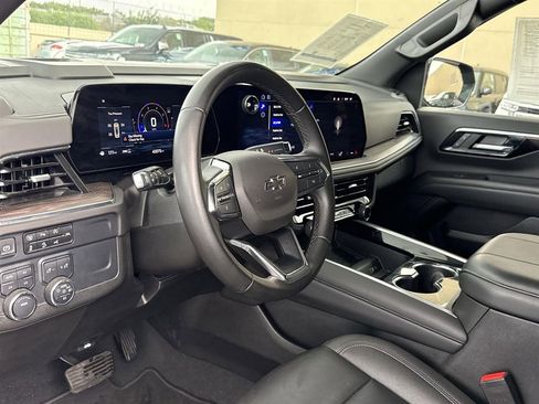 Used 2025 Chevrolet Suburban Z71 image 9