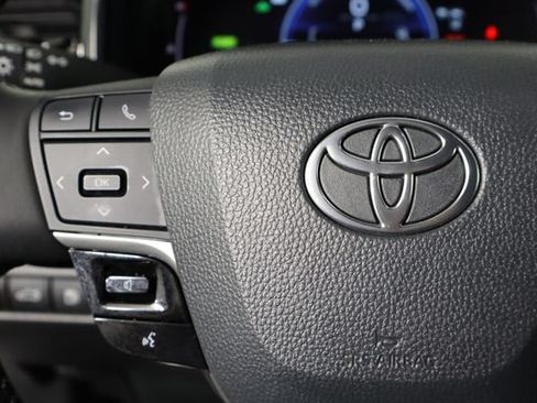 Used 2025 Toyota Camry SE w/ Convenience Package FWD image 8