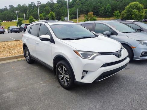 Used 2018 Toyota RAV4 XLE FWD image 3