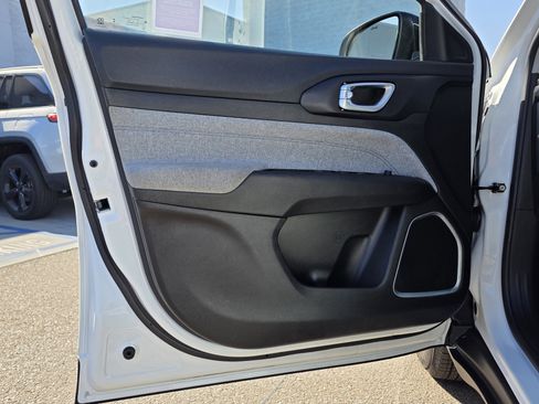 Certified 2022 Jeep Compass Latitude image 11