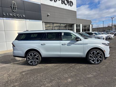 New 2026 Lincoln Navigator L Reserve AWD/4WD image 8