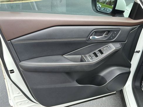 Used 2023 Nissan Rogue SL AWD/4WD image 16