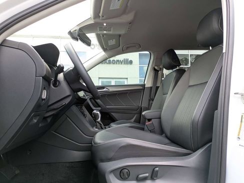 Used 2023 Volkswagen Tiguan SE FWD image 2