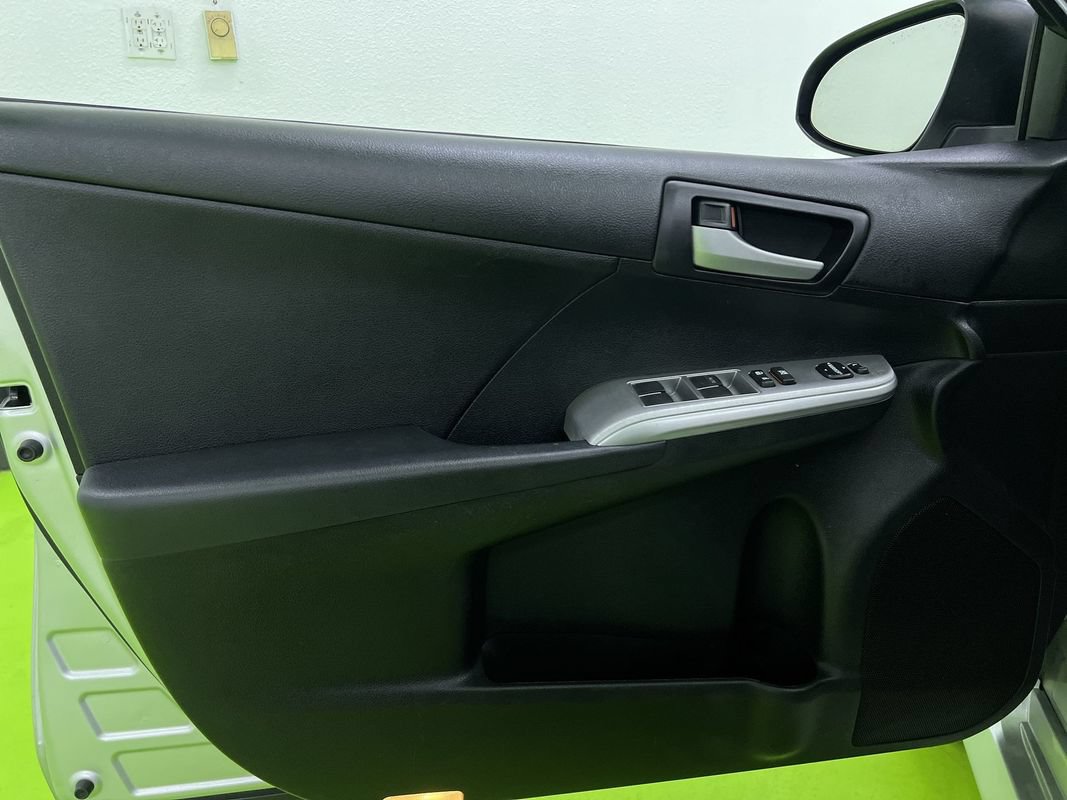 Used 2012 Toyota Camry SE FWD image 16