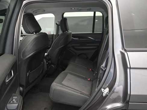 Used 2024 Jeep Grand Cherokee Laredo RWD image 12