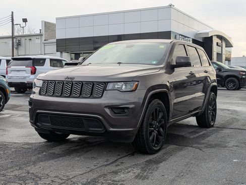 Used 2021 Jeep Grand Cherokee Laredo X image 3