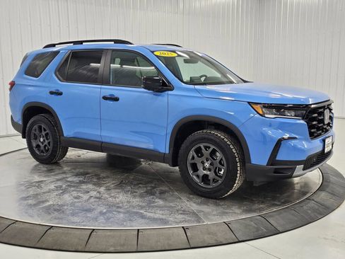 Certified 2025 Honda Pilot TrailSport image 7