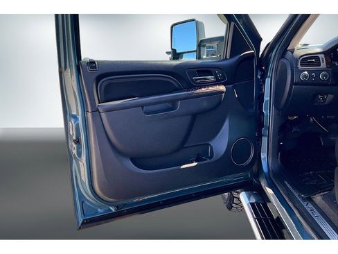 Used 2011 GMC Sierra 2500 Denali w/ Suspension Package, Off-Road image 17