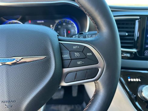 Used 2017 Chrysler Pacifica Touring-L Plus FWD image 37