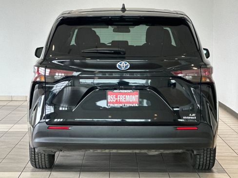 Certified 2024 Toyota Sienna LE image 5
