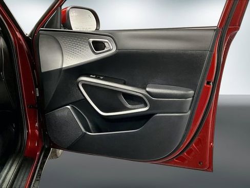 Used 2025 Kia Soul LX w/ LX Technology Package FWD image 24