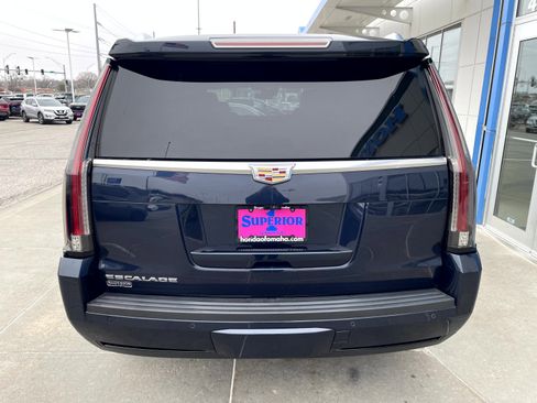 Used 2017 Cadillac Escalade Luxury image 3