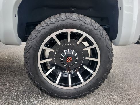 Used 2025 GMC Sierra 1500 AT4 w/ AT4 Premium Package AWD/4WD image 9