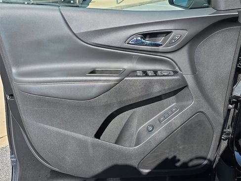 Used 2023 Chevrolet Equinox Premier image 18
