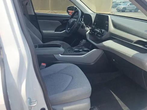 Used 2023 Toyota Highlander L FWD image 5