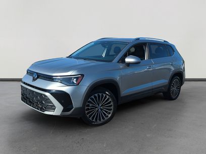 Used 2025 Volkswagen Taos SE w/ Panoramic Sunroof Package