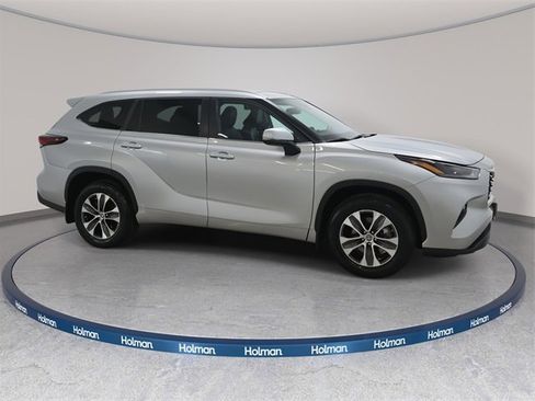 Certified 2024 Toyota Highlander XLE image 5