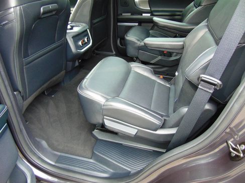 Used 2025 Ford Expedition Platinum w/ Driver's Package AWD/4WD image 9