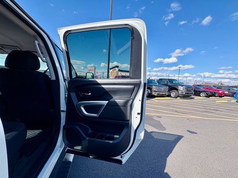 Used 2018 Nissan Titan SV AWD/4WD image 33