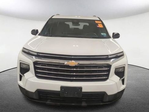 Used 2025 Chevrolet Traverse LT AWD/4WD image 2