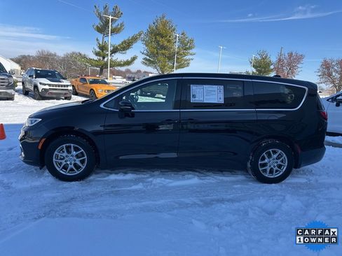 Used 2025 Chrysler Pacifica Select image 18