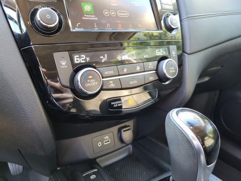 Used 2019 Nissan Rogue SL w/ Premium Package FWD image 18