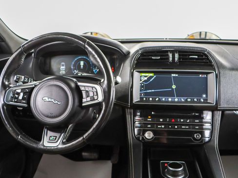 Used 2018 Jaguar F-PACE R-Sport image 17
