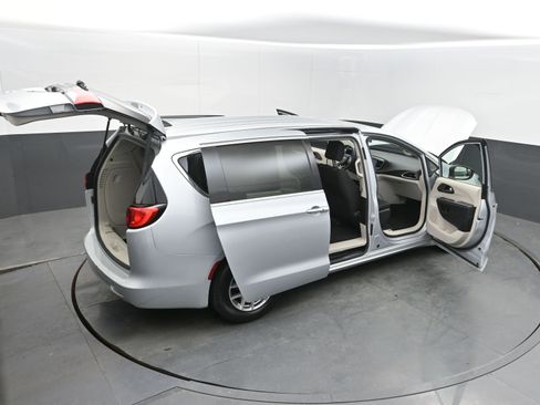 Used 2022 Chrysler Voyager LX image 47