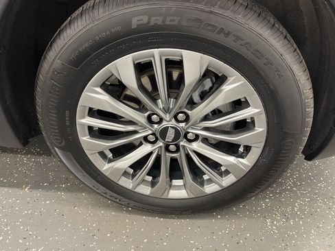 Used 2025 Cadillac XT4 Premium Luxury image 18