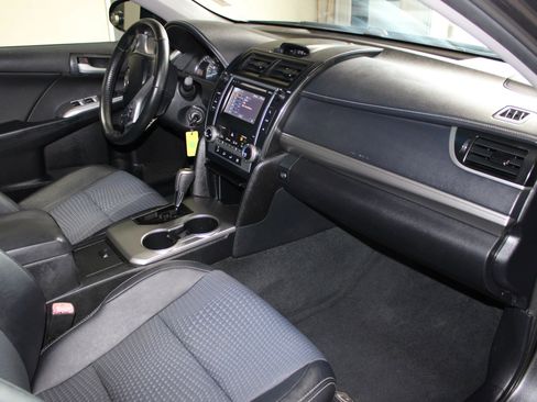 Used 2013 Toyota Camry SE FWD image 25