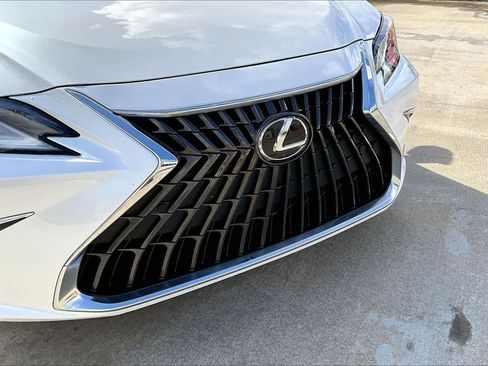 Certified 2025 Lexus ES 300h w/ Premium Package image 29
