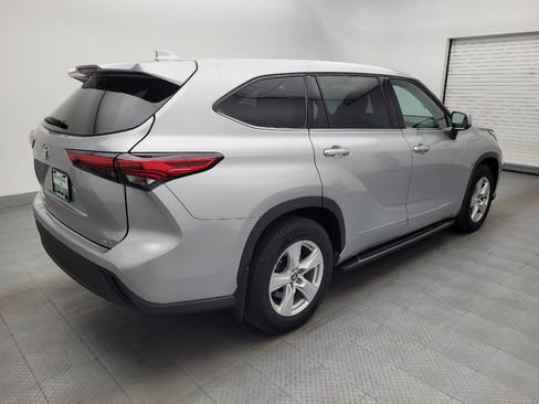 Used 2021 Toyota Highlander LE AWD/4WD image 9