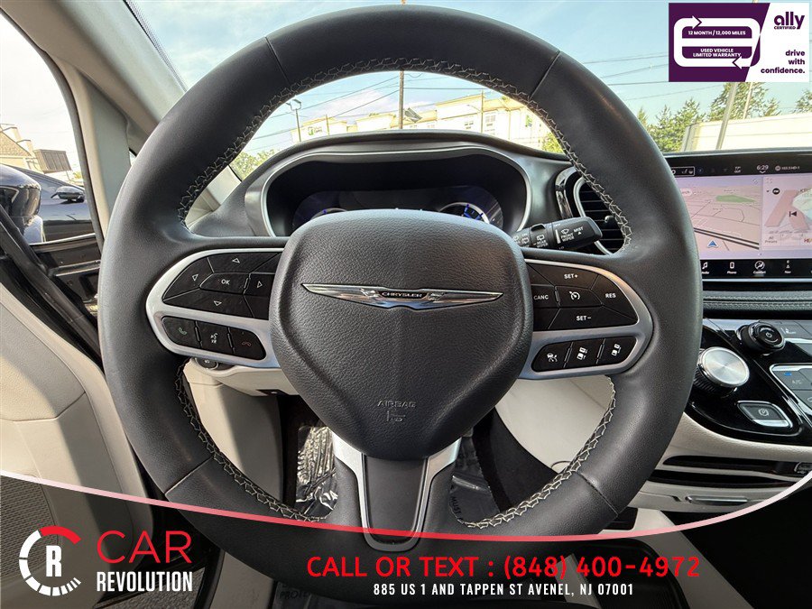 Used 2024 Chrysler Pacifica Limited FWD image 16