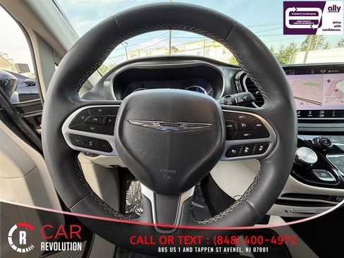 Used 2024 Chrysler Pacifica Limited FWD image 16