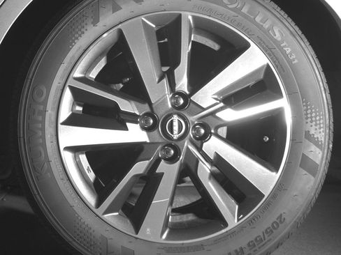 Used 2025 Nissan Versa SV image 14