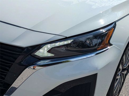 Used 2025 Nissan Altima 2.5 SV FWD image 11