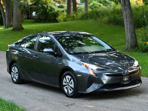 Used 2018 Toyota Prius Two image 1