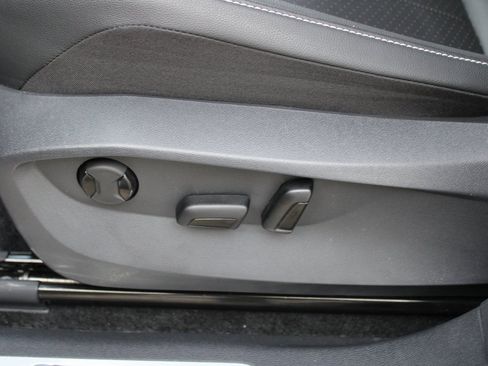 Certified 2024 Volkswagen Tiguan SE R-Line image 9