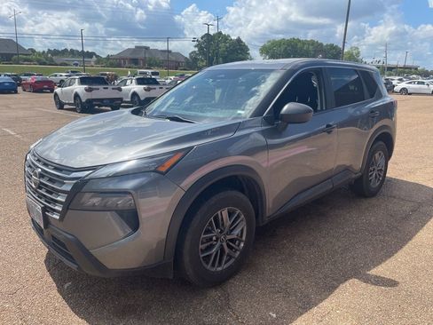 Used 2024 Nissan Rogue S image 2