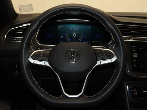 Used 2022 Volkswagen Tiguan SE image 18